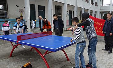 学生在学校里打乒乓球