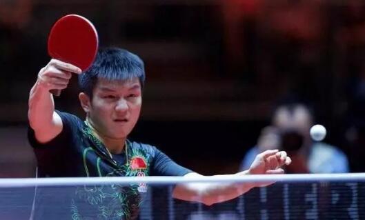 为何乒乓球选手都喜欢跑网前摸一摸桌子