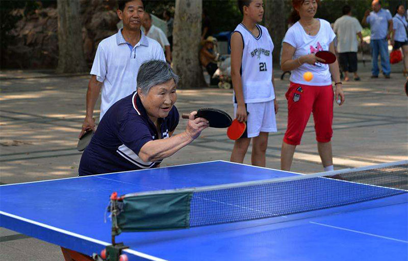 老年人打乒乓球