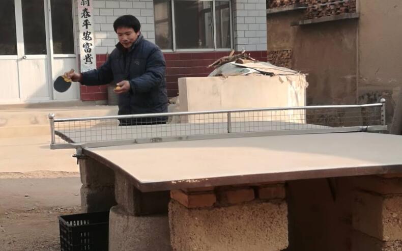 乒乓球台虽简陋，但是挡不住人们对乒乓球运动喜爱