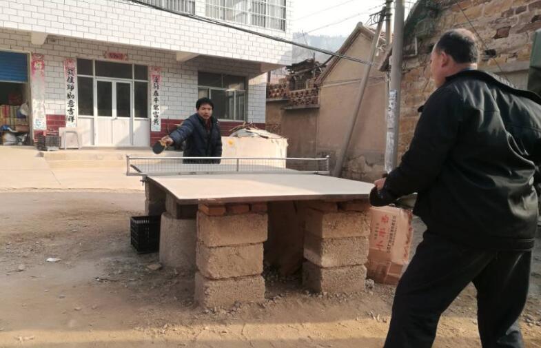 乒乓球台虽简陋，但是挡不住人们对乒乓球运动喜爱