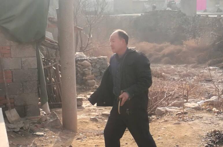 乒乓球台虽简陋，但是挡不住人们对乒乓球运动喜爱