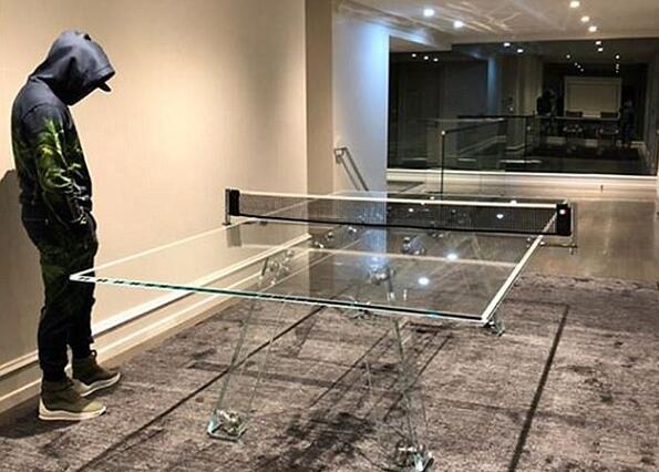 梅威瑟秀水晶乒乓球台 价值三万美元